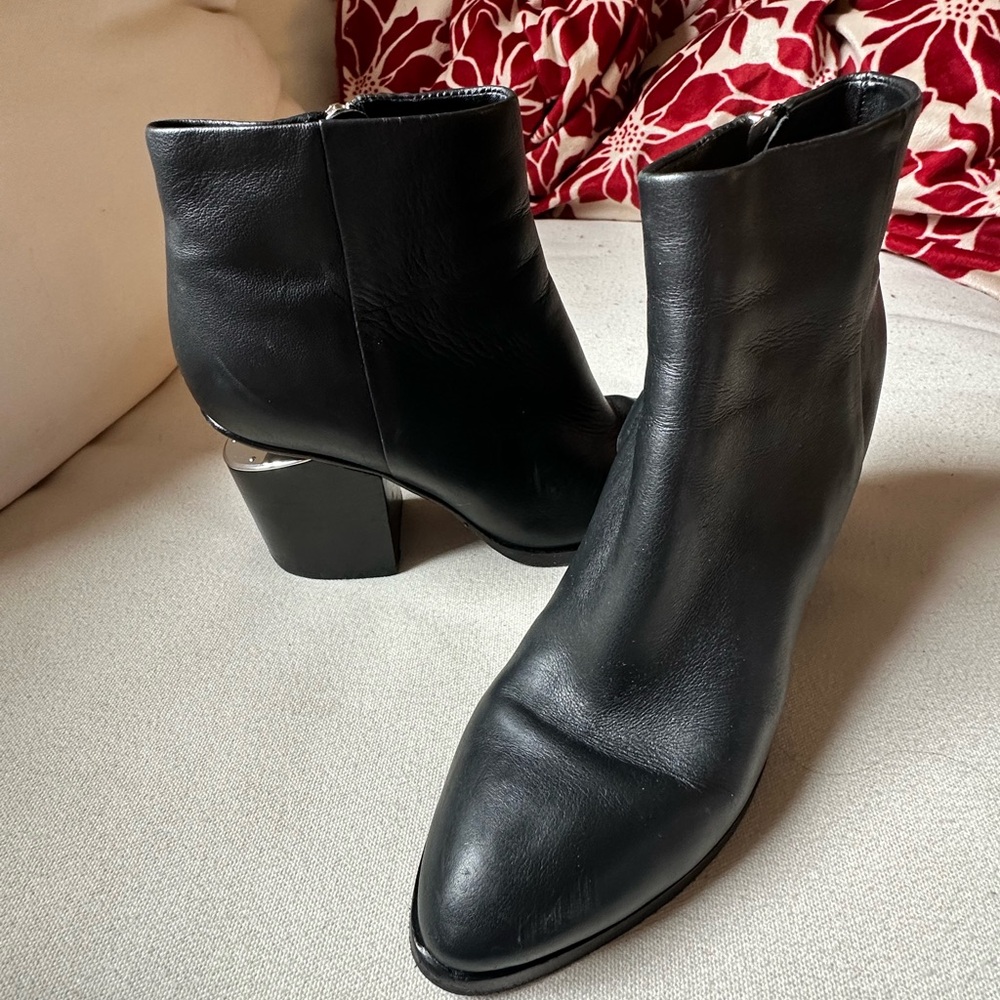 Sleek Black Ankle Boots with Chunky Heel